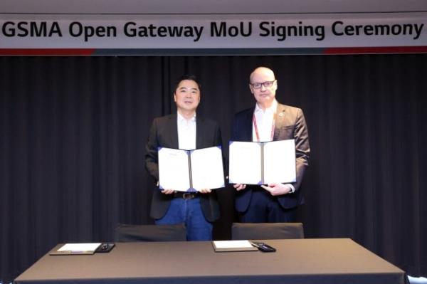 Lee　Sang-yup,　CTO　of　LG　Uplus　(left)　and　Alex　Sinclair,　CTO　of　GSMA 